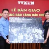 越南革命新闻日95周年：越通社向越南新闻博物馆移交传统实物