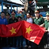 第四军区武装力量向乂安省渔民赠送4500面国旗