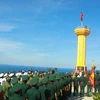 逾3500人参加在广义省李山岛泰来山上举行的升旗仪式
