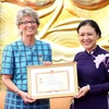 越南向西班牙驻越南大使授予“致力于各民族的和平友谊”纪念章
