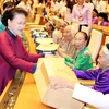 国会主席阮氏金银与300位越南英雄母亲会面