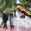  越南党和国家领导人向英雄烈士敬献花圈
