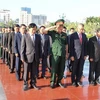 越南国庆75周年：越南驻柬埔寨大使馆代表团前往越柬友谊纪念碑敬献花圈