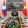 越南国防部长吴春历大将与老挝国防部长占沙蒙•占雅拉大将通电话
