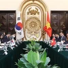 越南政府副总理兼外长范平明同韩国外长举行会谈