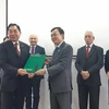 意大利—越南友好协会赠送有关胡志明主席的两本意大利语书籍