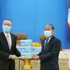  越共中央对外部向柬埔寨人民党捐赠3万只防疫口罩
