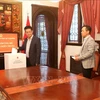 越南驻阿根廷大使馆为越南中部灾民进行捐款