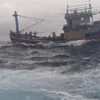 渔检船及时营救平定省一艘渔船和十多名渔民