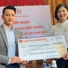 越南红十字会接受中部灾区救灾善款10万美元