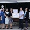 越南政府向旅居老挝越南人捐赠防疫口罩