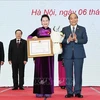 越南政府总理阮春福向国会主席阮氏金银及各位国会领导授予民族大团结勋章