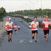 近400名运动员参加在平顺省举行的美奈沙丘马拉松越野赛