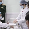 越南开始对三名志愿者注射第二剂剂量25mcg的新冠疫苗