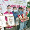 朔庄省边防部队向渔民赠送国旗和胡志明主席肖像
