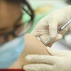 新冠肺炎疫情：越南首批6名志愿者接种第二针新冠疫苗COVIVAC