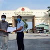  越南驻西哈努克省总领事馆接收坚江省的援助资金
