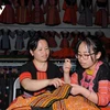 山萝省云湖县保护赫蒙族同胞的民族服装缝纫和刺绣业