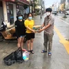越南驻西哈努克圣殿省总领事馆向旅居疫情封锁区越南同胞提供救援物资 