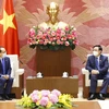 国会主席王廷惠会见柬埔寨驻越南大使查伊·纳芙斯