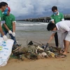 越南海警力量同居民携手展开海滩清洁活动