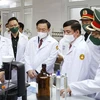 越南国会主席王廷惠探访军医学院