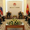 越南国防部长潘文江会见俄罗斯驻越大使根纳季·贝兹德科