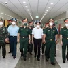 黎文成副总理和国防部长潘文江视察175号军医院的防疫工作