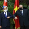越南国家主席阮春福会见古巴总理