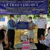 胡志明市向旅居柬埔寨越南人移交15亿越盾的援助