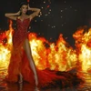 2021年环球小姐：越南佳丽阮黄金缘环保材料制成的裙子让观众眼前一亮