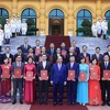 越南国家主席阮春福向26位外交人员授予大使衔