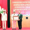 越南国家主席阮春福向公安部媒体机构授予劳动勋章