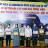 老挝向为老挝爱心慈善活动作出贡献的越南人集体和个人颁发荣誉证书