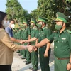 越南国家副主席和政府副总理向茶荣和山罗省优抚家庭和贫困群众拜年