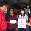 越南红十字协会资助近100亿越盾 帮助贫困者和橙毒剂受害者欢度春节