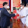 国会主席王廷惠春节前走访慰问金瓯省公安人员和防疫一线医务人员