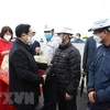 越南政府总理探访送礼广宁省边防力量、工人和贫困户
