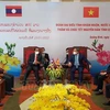 老挝甘蒙省领导向越南广平省领导拜年