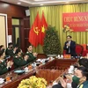 越南政府总理范明政向防控空军军种拜年并视察工作