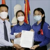 为老挝阮攸双语学校学生颁发越南留学奖学金