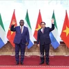 越南政府总理范明政会见塞拉利昂总统朱利叶斯·马达·比奥