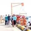 岘港市：将海上遇险船员安全送上岸就医