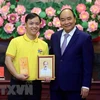 越南国家主席阮春福出席2021年越南优秀青年颁奖典礼