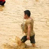 越南宣光省独特的空手抓鱼节热闹登场
