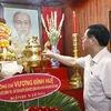 越南国会主席王廷惠在茶荣省向胡志明市主席和各位英烈进香 