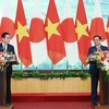 越南政府总理范明政与日本首相岸田文雄共同会见记者 出席合作文件交换仪式