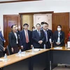 越南国会副主席阮德海走访老挝国会办公室人员越南语培训班