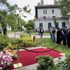 胡志明主席诞辰132周年：越南驻英国和法国大使馆举行献花仪式