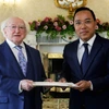 阮黄龙大使向爱尔兰总统希金斯递交国书